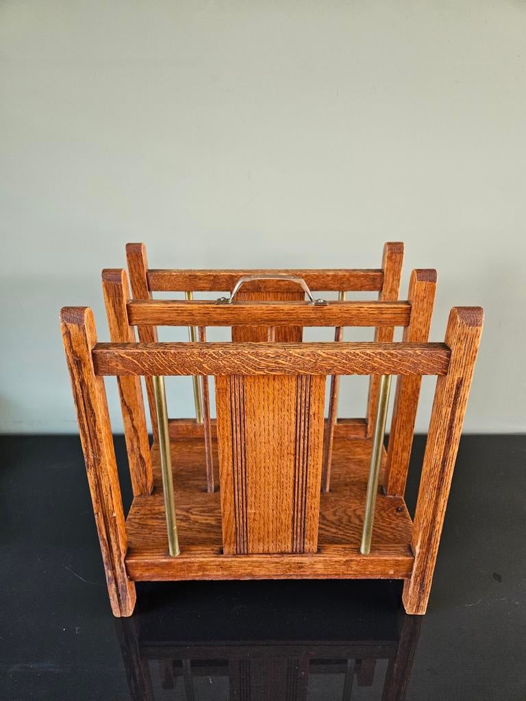 Vintage Art Deco eiken lectuurbak met messing details, Huis en Inrichting, Woonaccessoires | Krantenbakken en Lectuurbakken, Ophalen of Verzenden