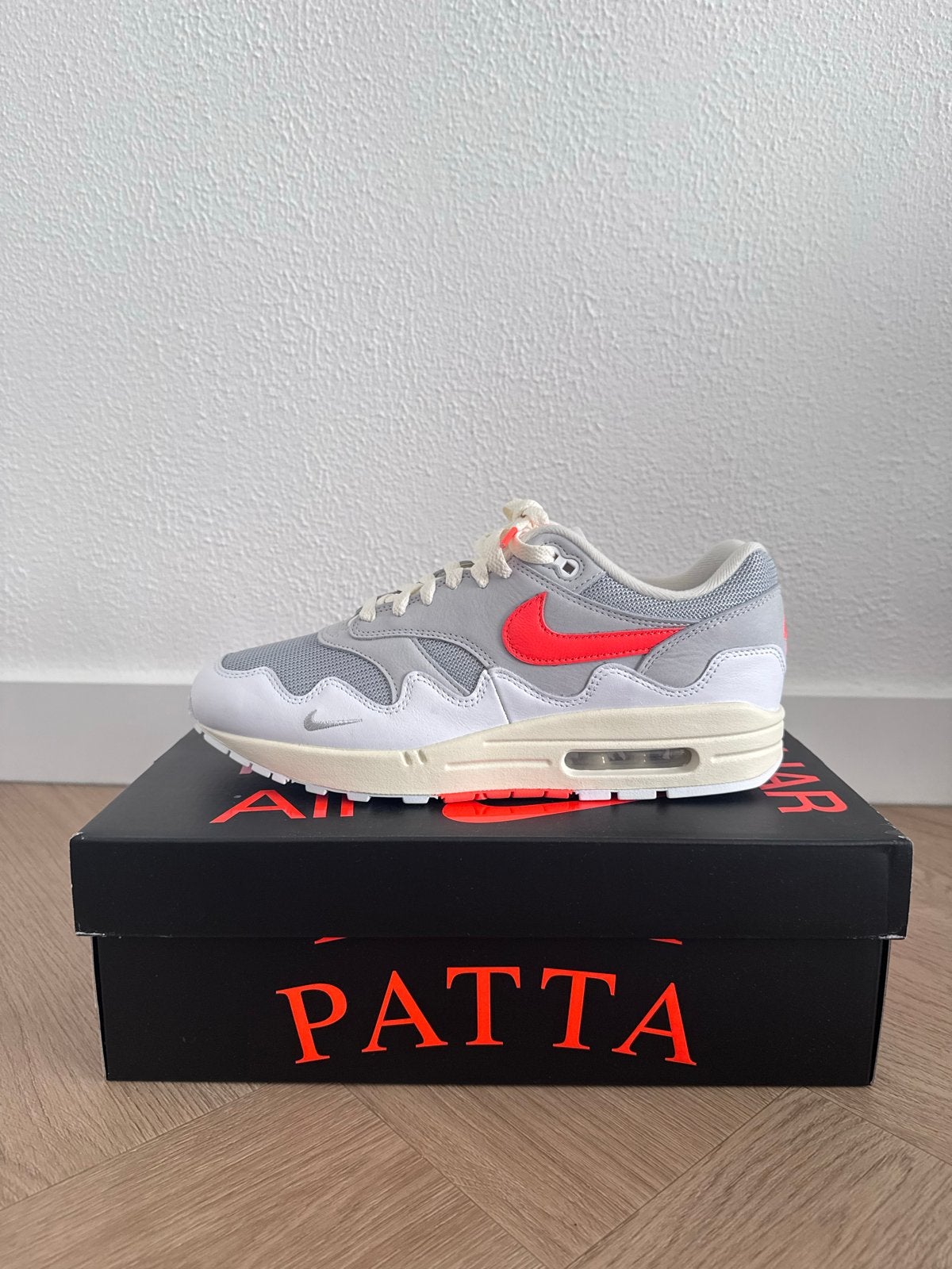 Nike Air Max 1 x Patta (Crimson), Ophalen of Verzenden, Zo goed als nieuw, Wit, Sneakers of Gympen