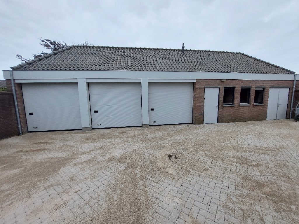 Te huur Ruime garagebox met overheaddeur direct beschikbaar!, Noord-Brabant