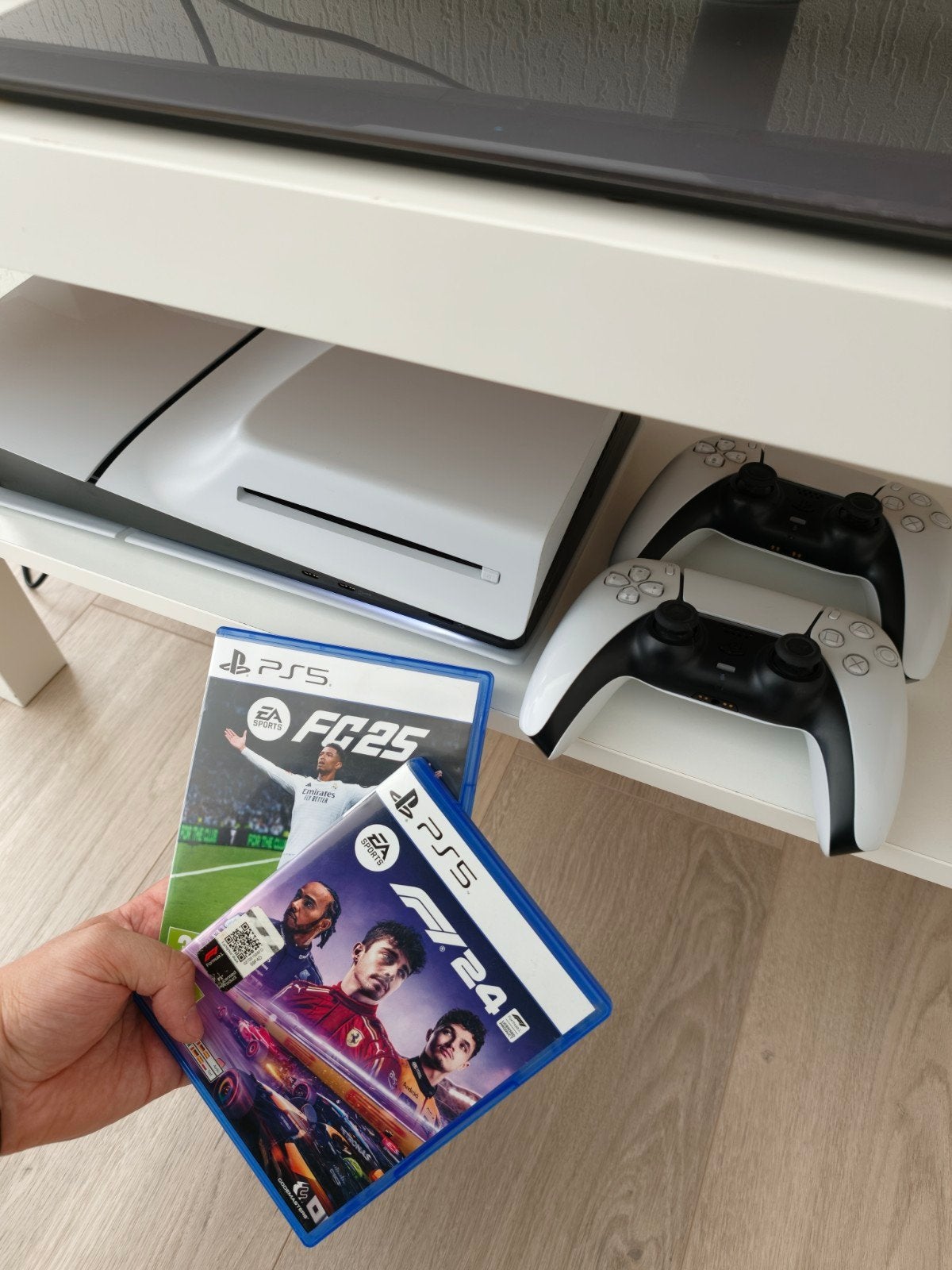 PS5 Slim Disc Edition met 2 controllers en 2 games, Spelcomputers en Games, Spelcomputers | Sony PlayStation 5, Zo goed als nieuw