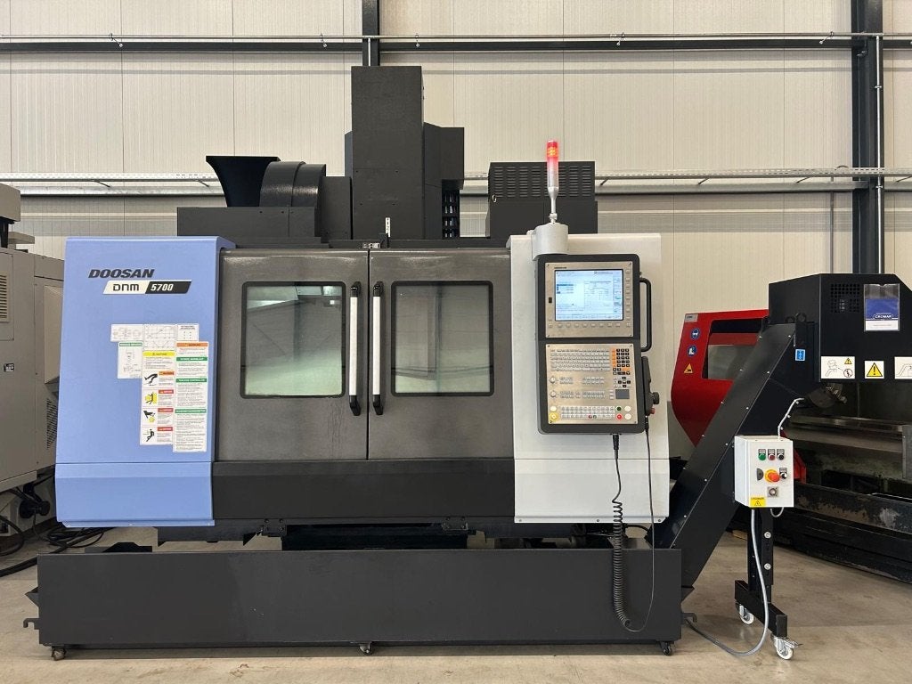 Doosan DNM 5700 vertikaal bewerkingscentrum, Ophalen, Gebruikt, 1000 mm of meer, Metaaldraaibank