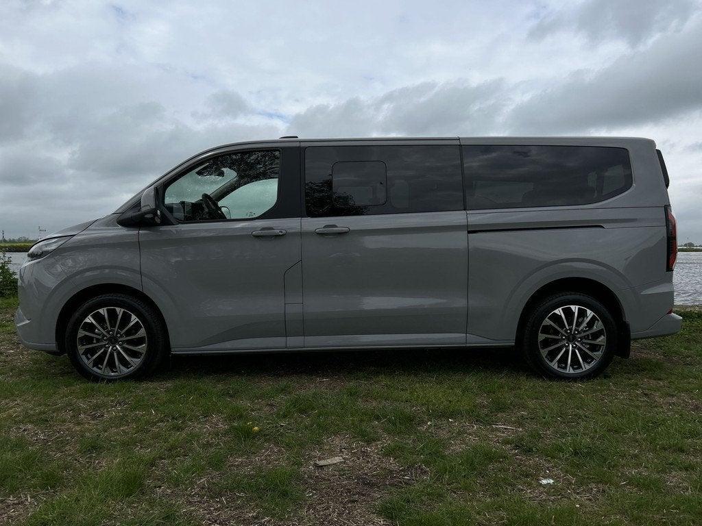 Ford E-Tourneo Custom 340 L2H1 Titanium X 65 kWh 218pk Leer, Auto's, Ford, Automaat, Achterwielaandrijving, Gebruikt, 2000 kg