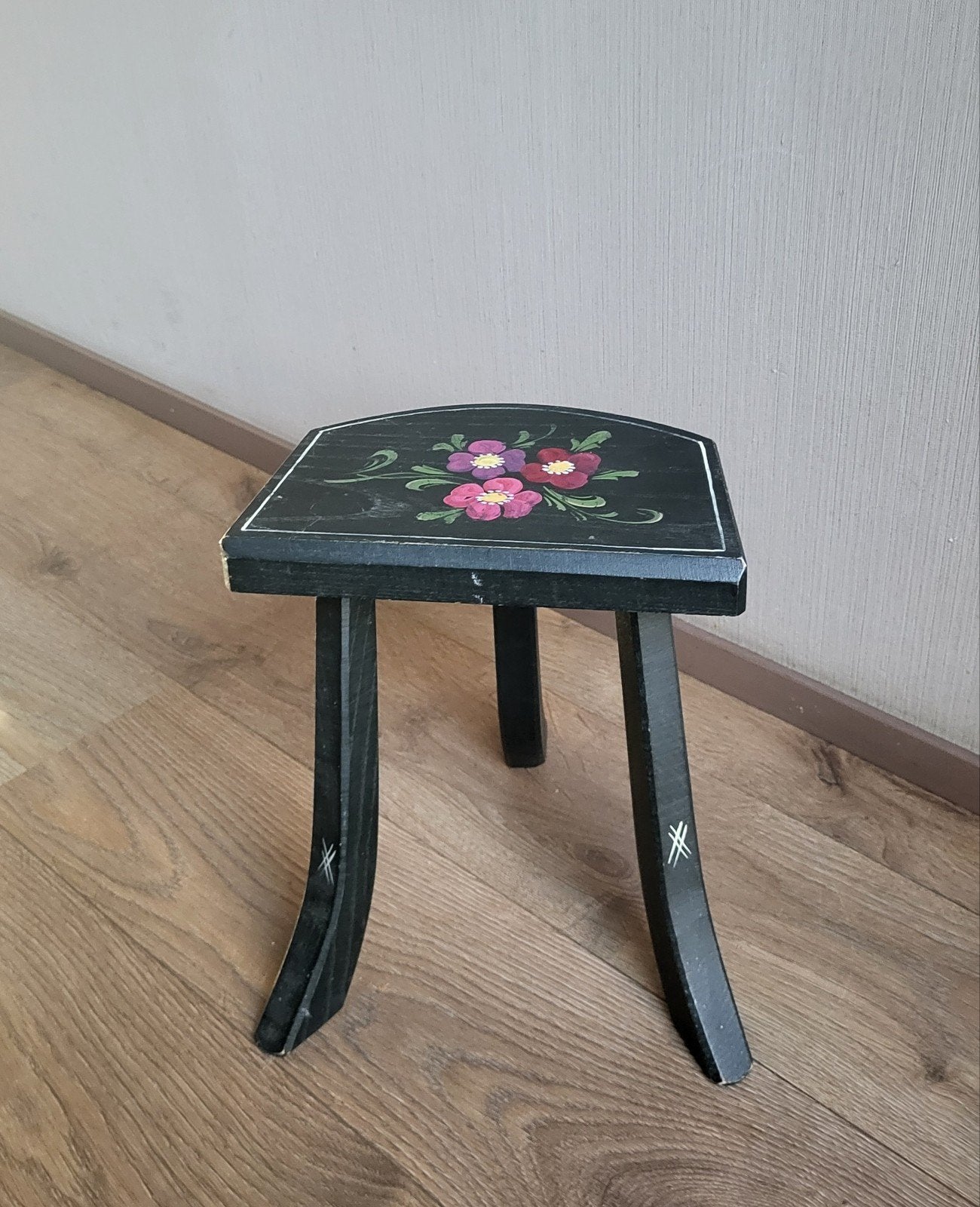 Oud handbeschilderd groen houten krukje met bloemen, Ophalen of Verzenden, Gebruikt, Hout