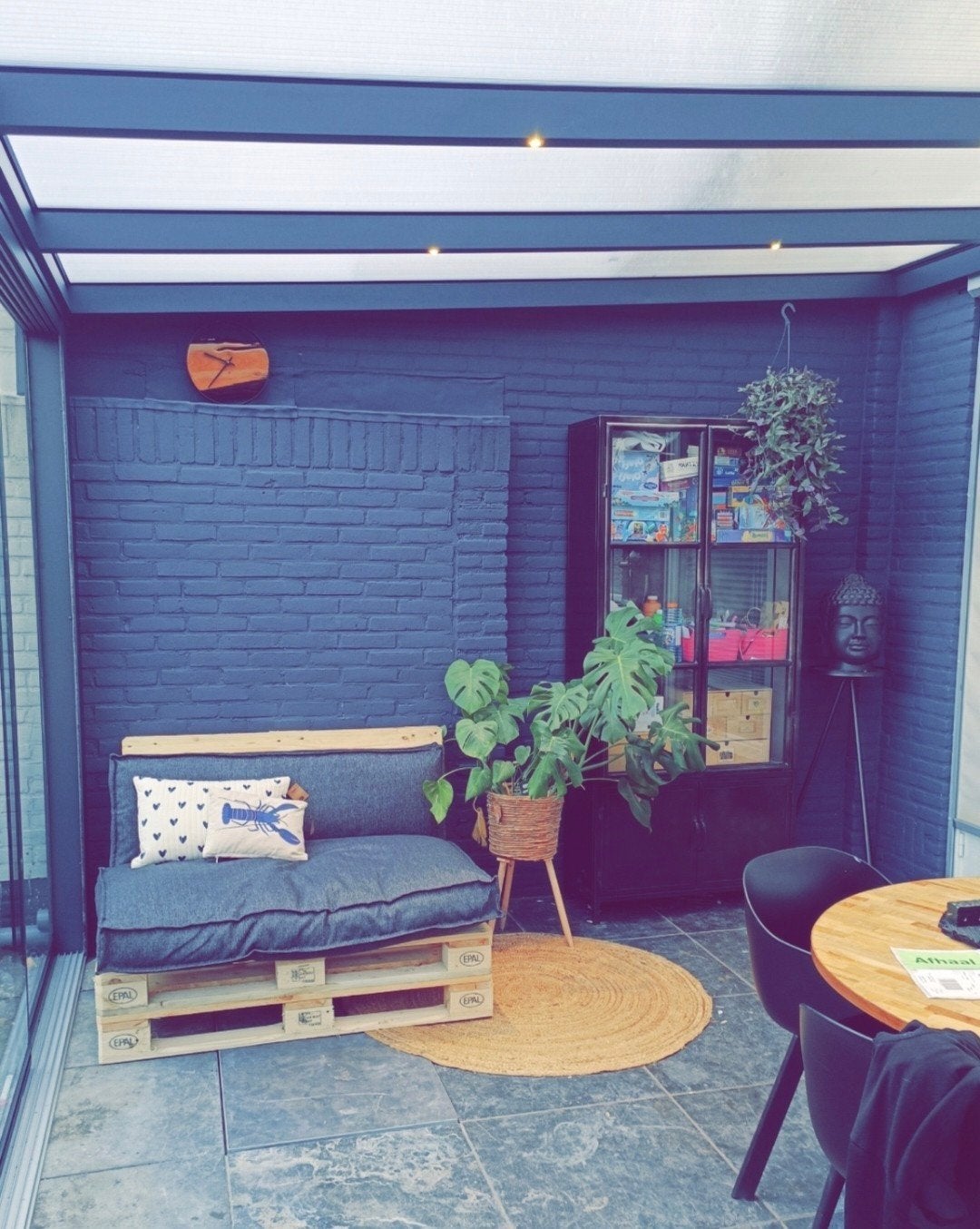 Pallet loungebank met antraciet kussen - Zo goed als nieuw, Huis en Inrichting, Banken | Bankstellen, Ophalen, Tweepersoons, Zo goed als nieuw