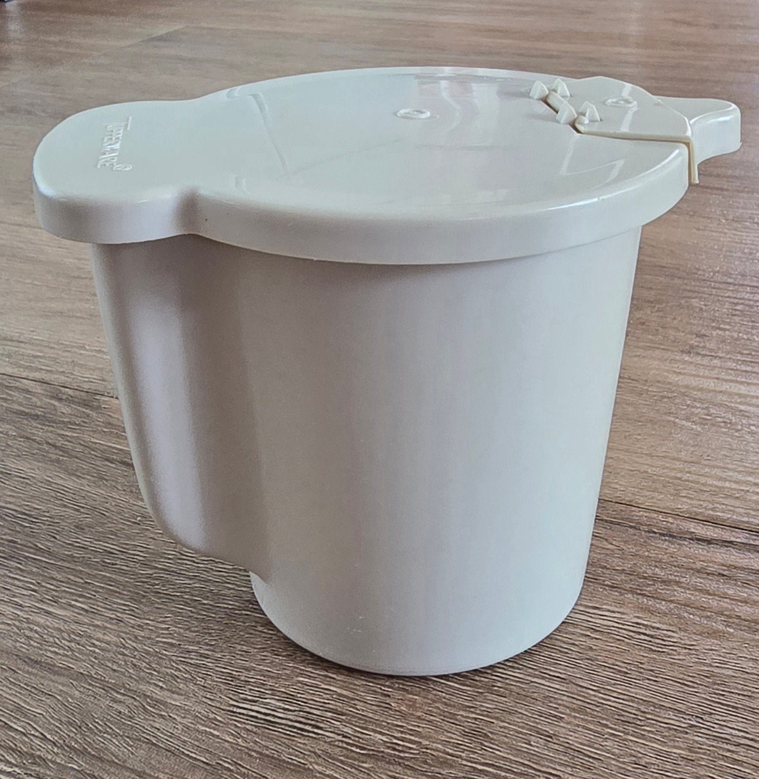 Tupperware melkkannetje - Crème, Gebruikt, Met deksel, Beker of Kan, Ophalen of Verzenden