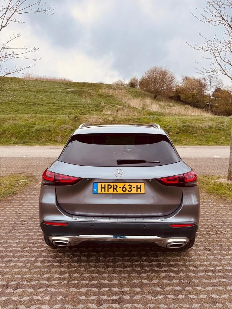 Mercedes-Benz GLA 250 e 218pk 8G-DCT 2021 Grijs AMG, Auto's, Mercedes-Benz, 1800 kg, 1675 kg, 160 pk, Leder en Stof