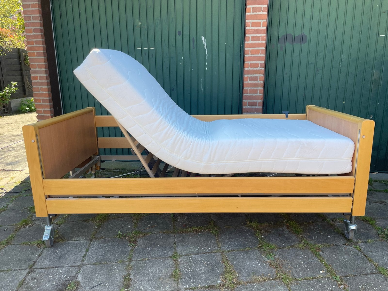 Verstelbaar hoog/laag bed, Diversen, Verpleegmiddelen, Zo goed als nieuw, Ophalen of Verzenden