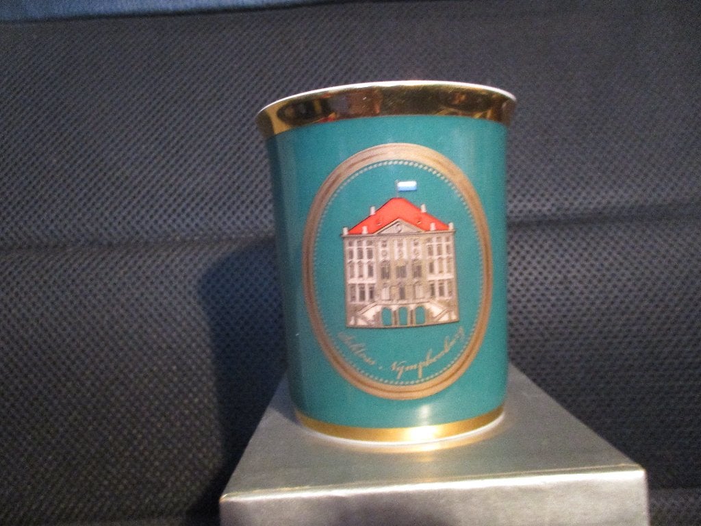 Mok met afbeelding Schloss Nymphenburg, Ophalen of Verzenden, Zo goed als nieuw, Porselein, Overige typen