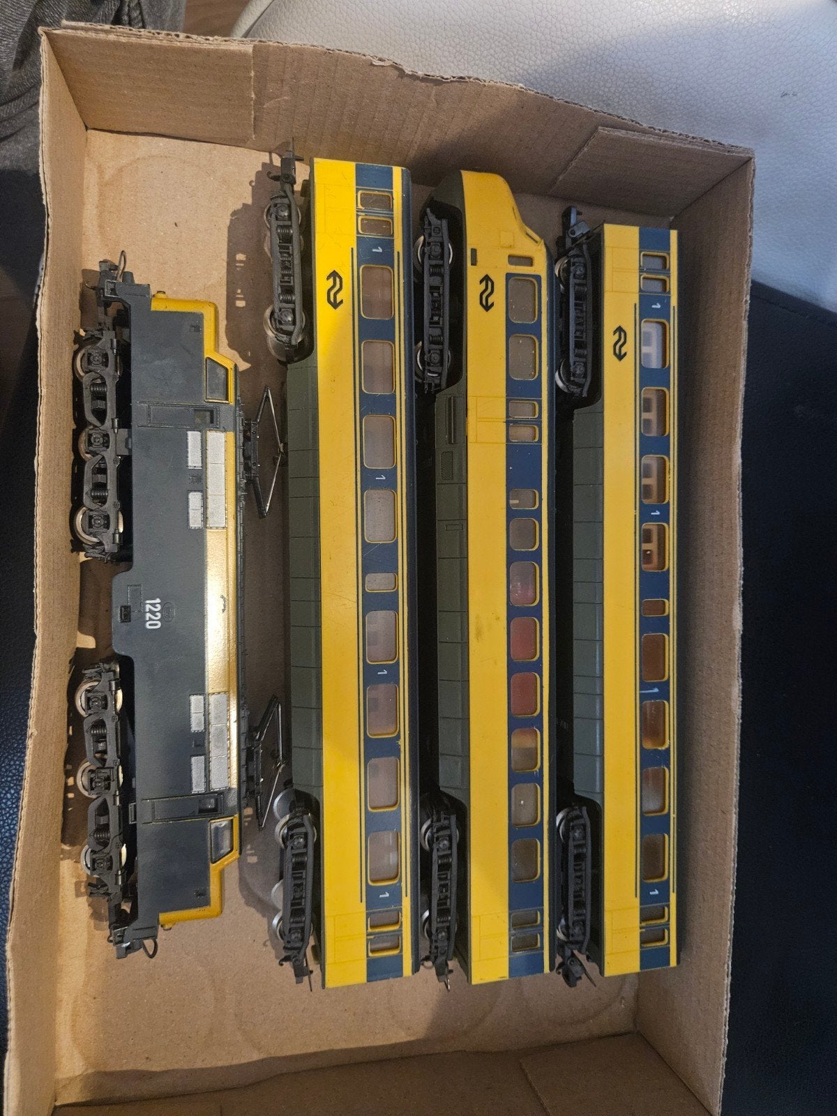 Locomotief 1220 met NS hondekop wagons, Ophalen, Gelijkstroom, Analoog, Lima