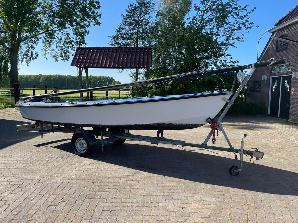 Leuke zeilboot compleet met gegalvaniseerde trailer., Watersport en Boten, Open zeilboten, Ophalen, Gebruikt, Benzine