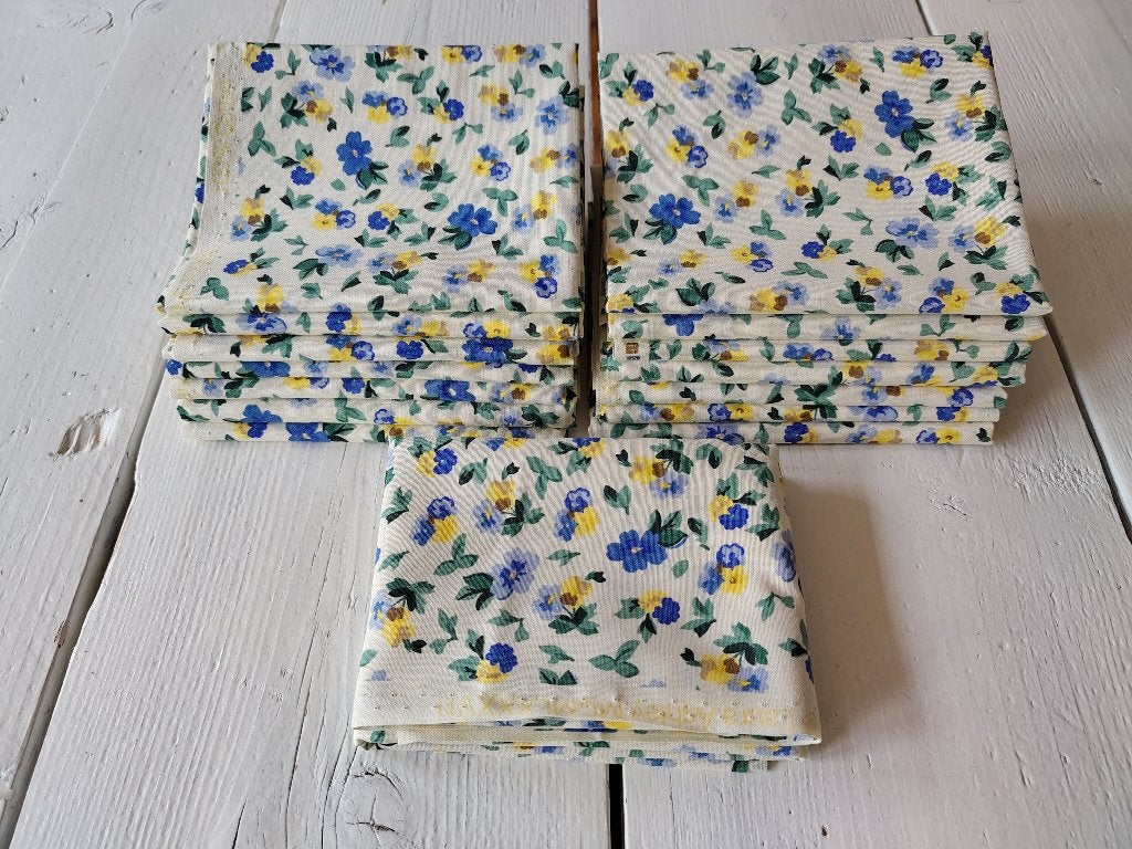 Hele mooie Laura Ashley stof - bloemetje, groen/blauw/geel, Blauw, Nieuw, Ophalen of Verzenden, 30 tot 120 cm