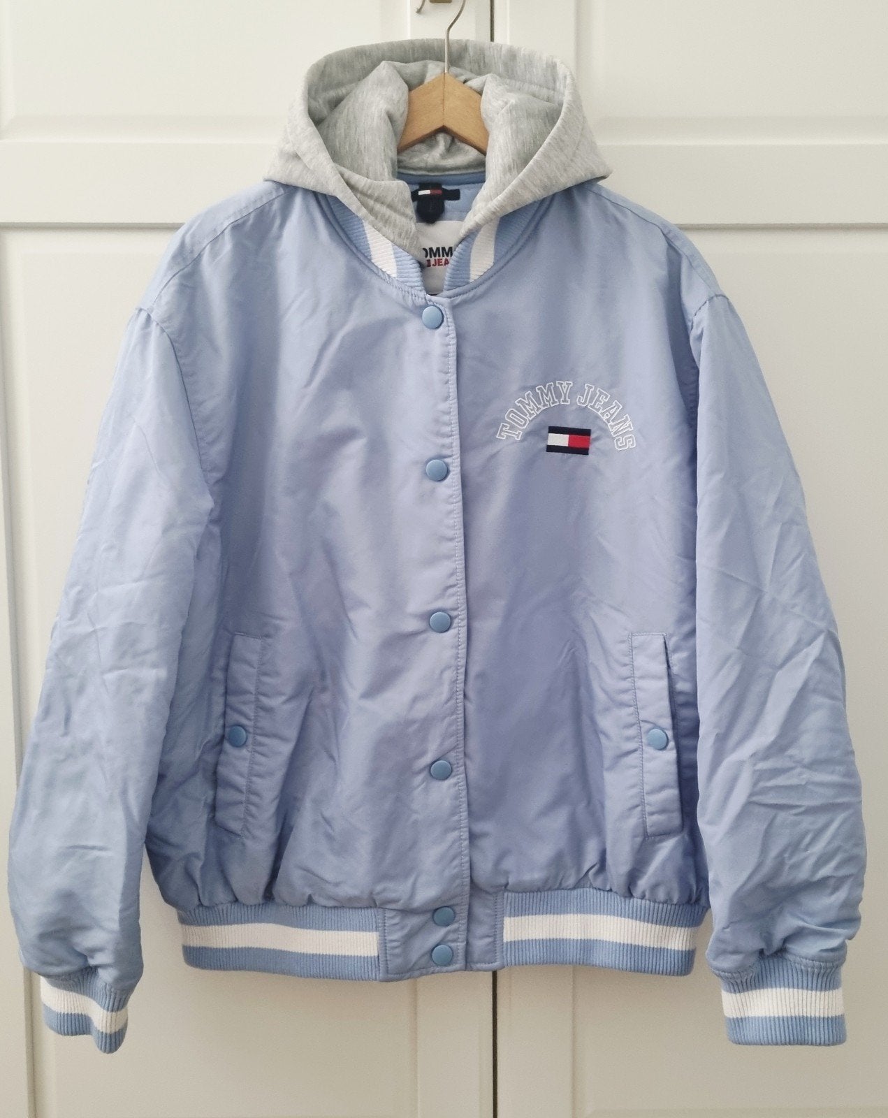 Tommy Jeans bomberjack met capuchon lichtblauw maat M, Maat 38/40 (M), Zo goed als nieuw, Tommy Jeans, Verzenden