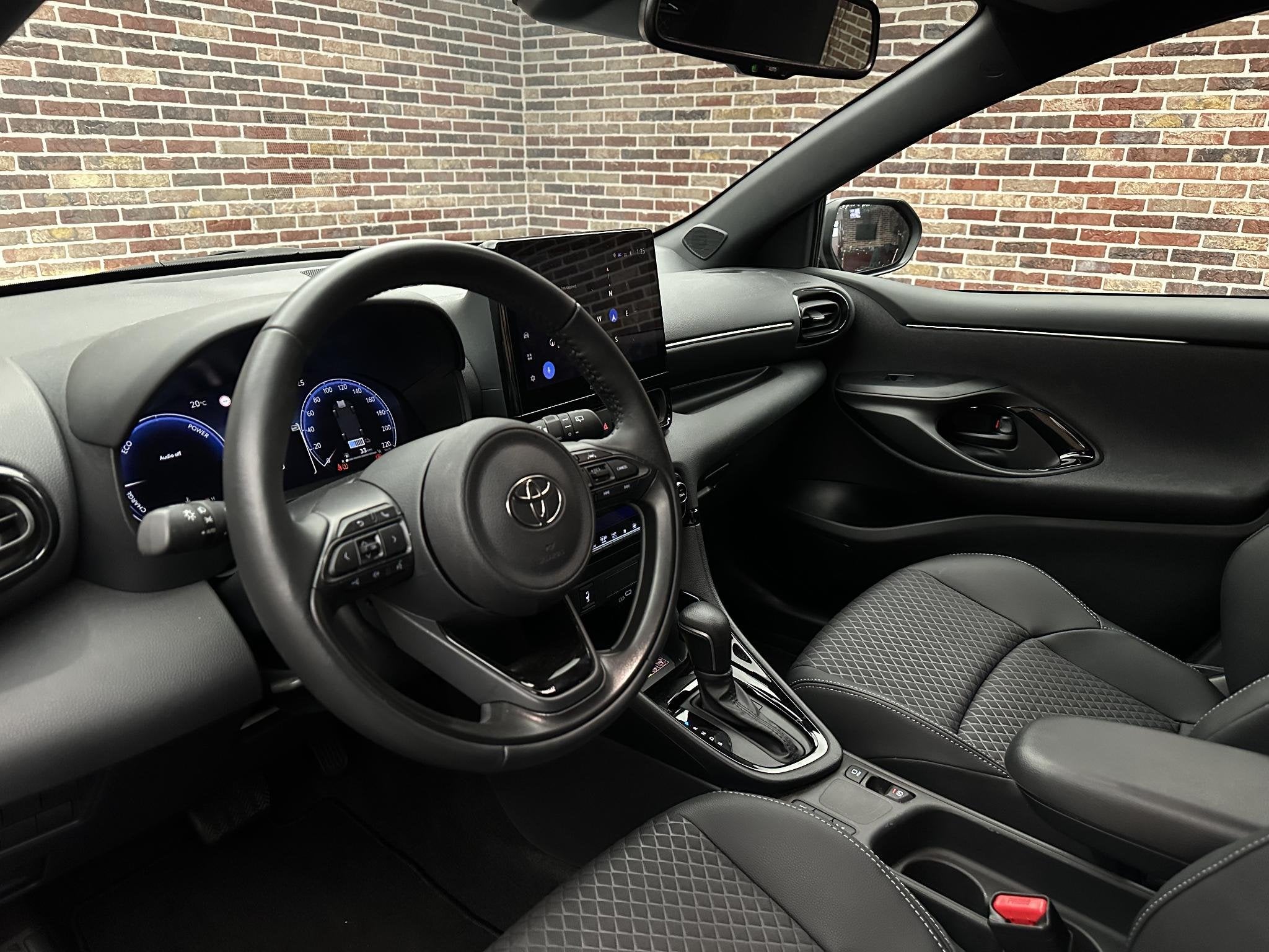Toyota Yaris 1.5 Hybrid 130 Executive Camera StoelVrwm Stuur, Auto's, Dealer onderhouden, 450 kg, Gebruikt, Bedrijf