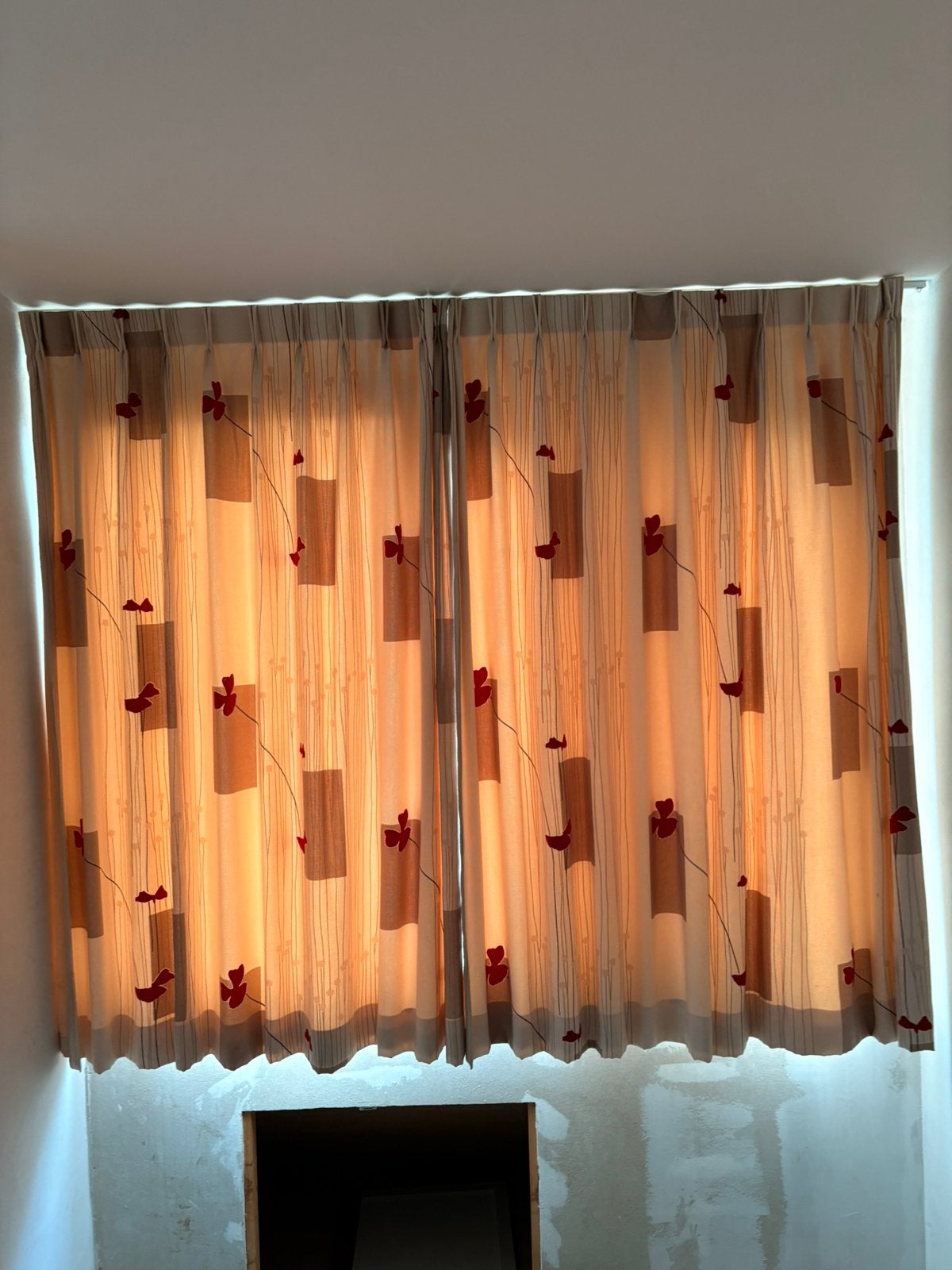 Gebroken wit gordijnen met rode en beige accenten, 120 cm, Gebruikt, Gordijn, 150 cm
