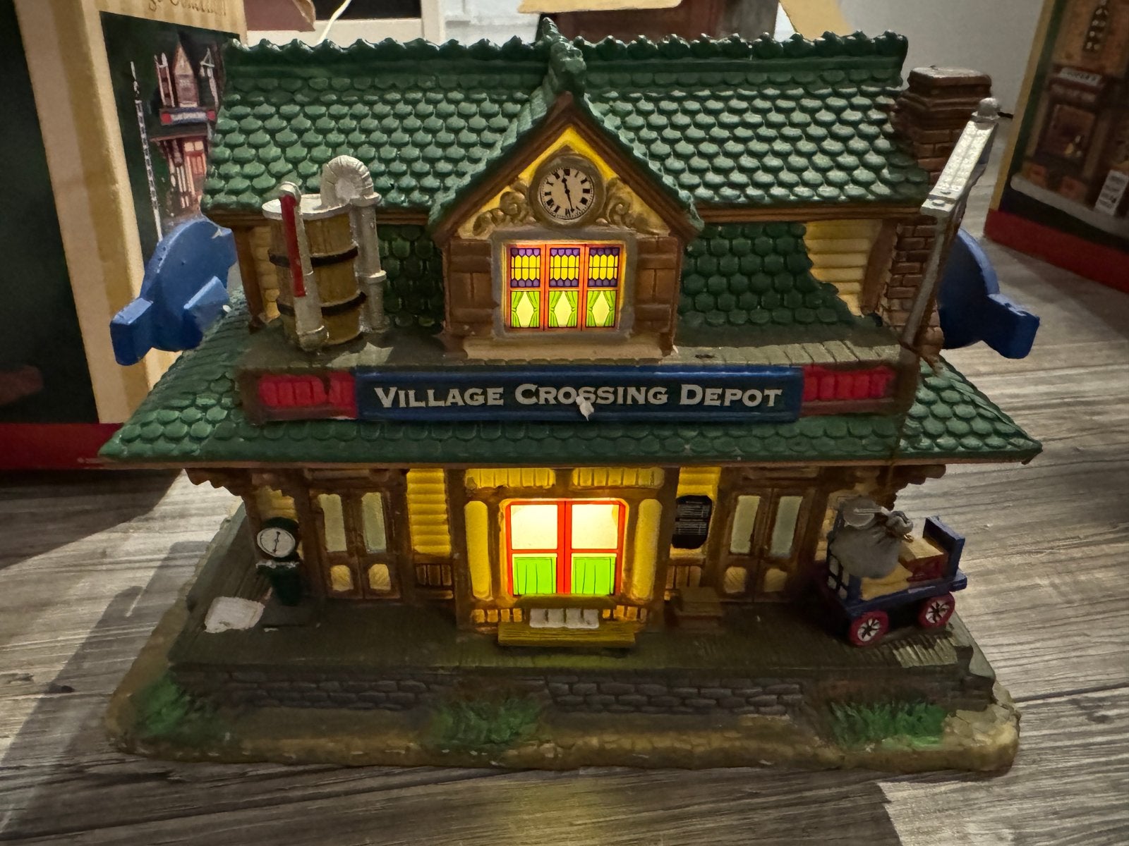 Lemax Village Crossing Depot, Ophalen of Verzenden, Gebruikt