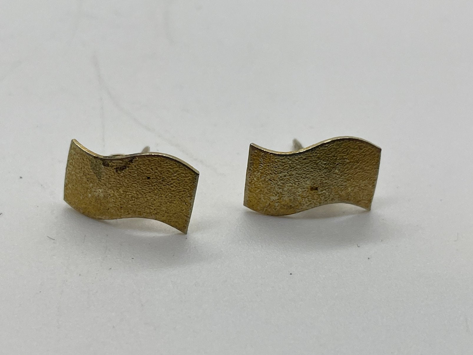 E594 Prachtige zilveren oorbellen goudkleurig, Ophalen of Verzenden, X, Knopjes of Stekers, Goud