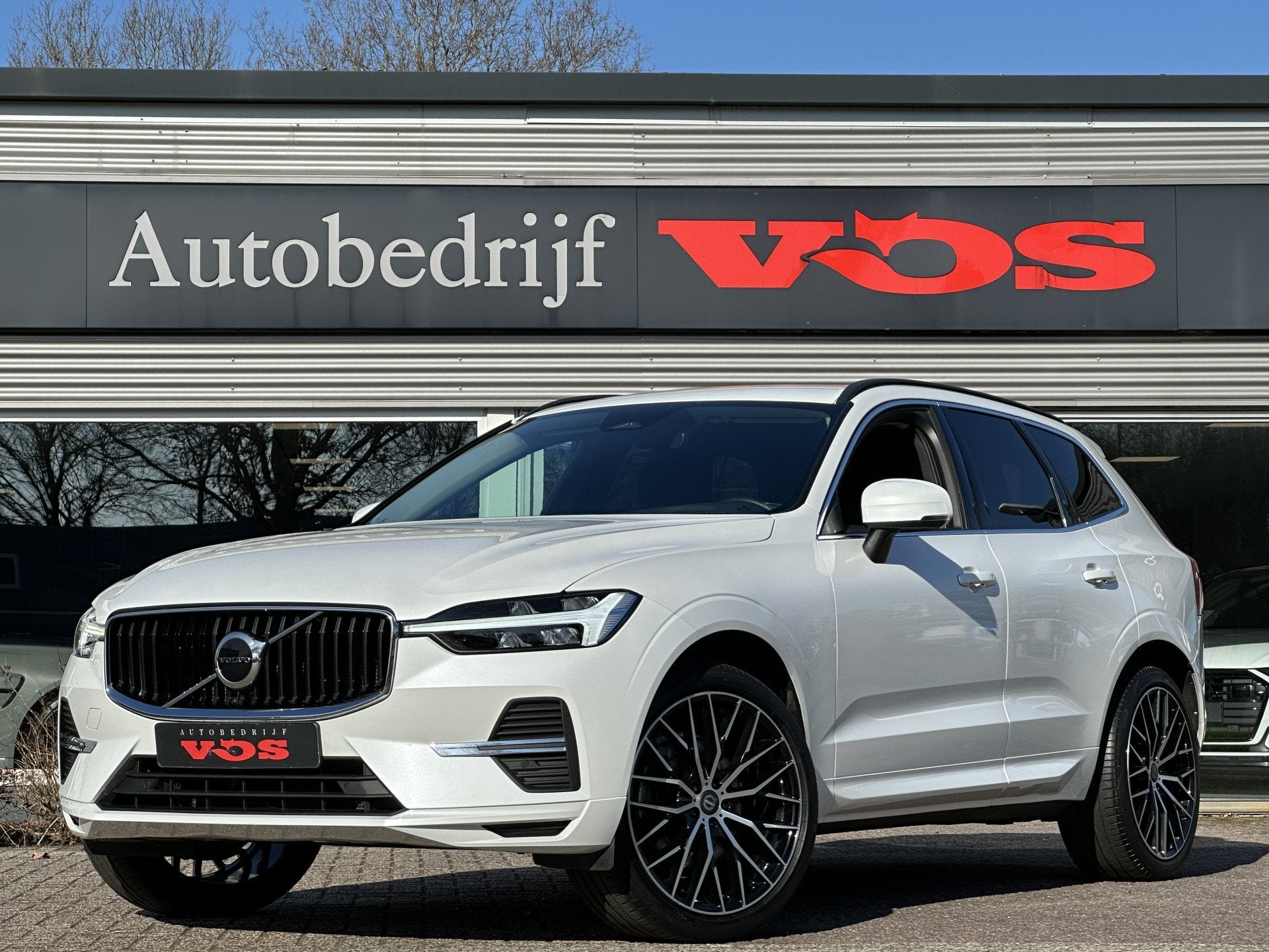 Volvo XC60 2.0 B5 Momentum Business | Trekhaak | 21" velgen, Stof, Gebruikt, 4 cilinders, Wit