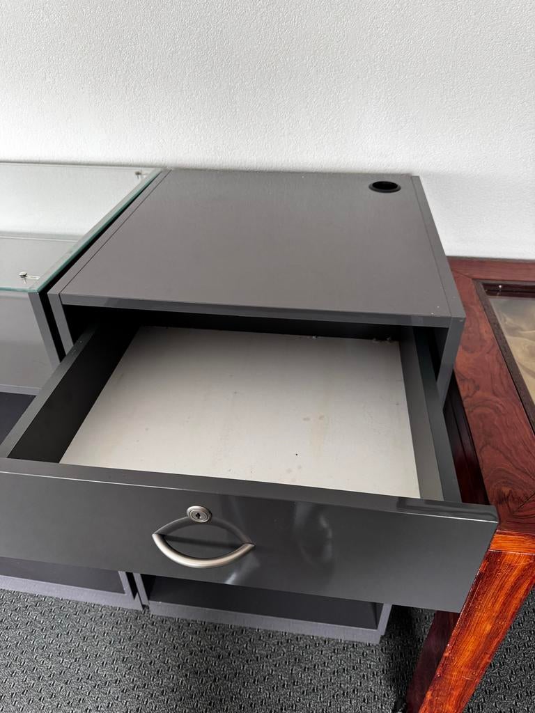 Toonbank in 2 delen met vitrine en lade, Ophalen