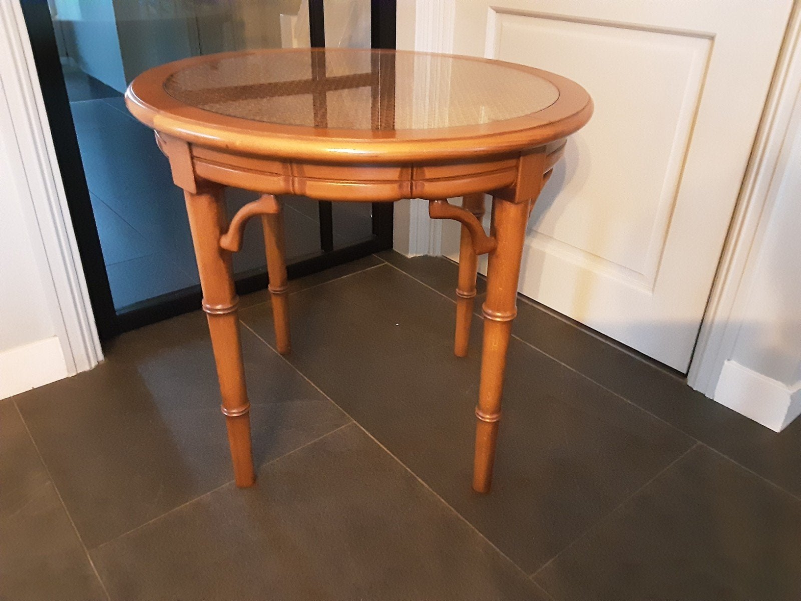 Ronde bijzettafel met rotan en glazen blad, Huis en Inrichting, Minder dan 55 cm, Koloniaal, Bamboe-look, Rond, Zo goed als nieuw