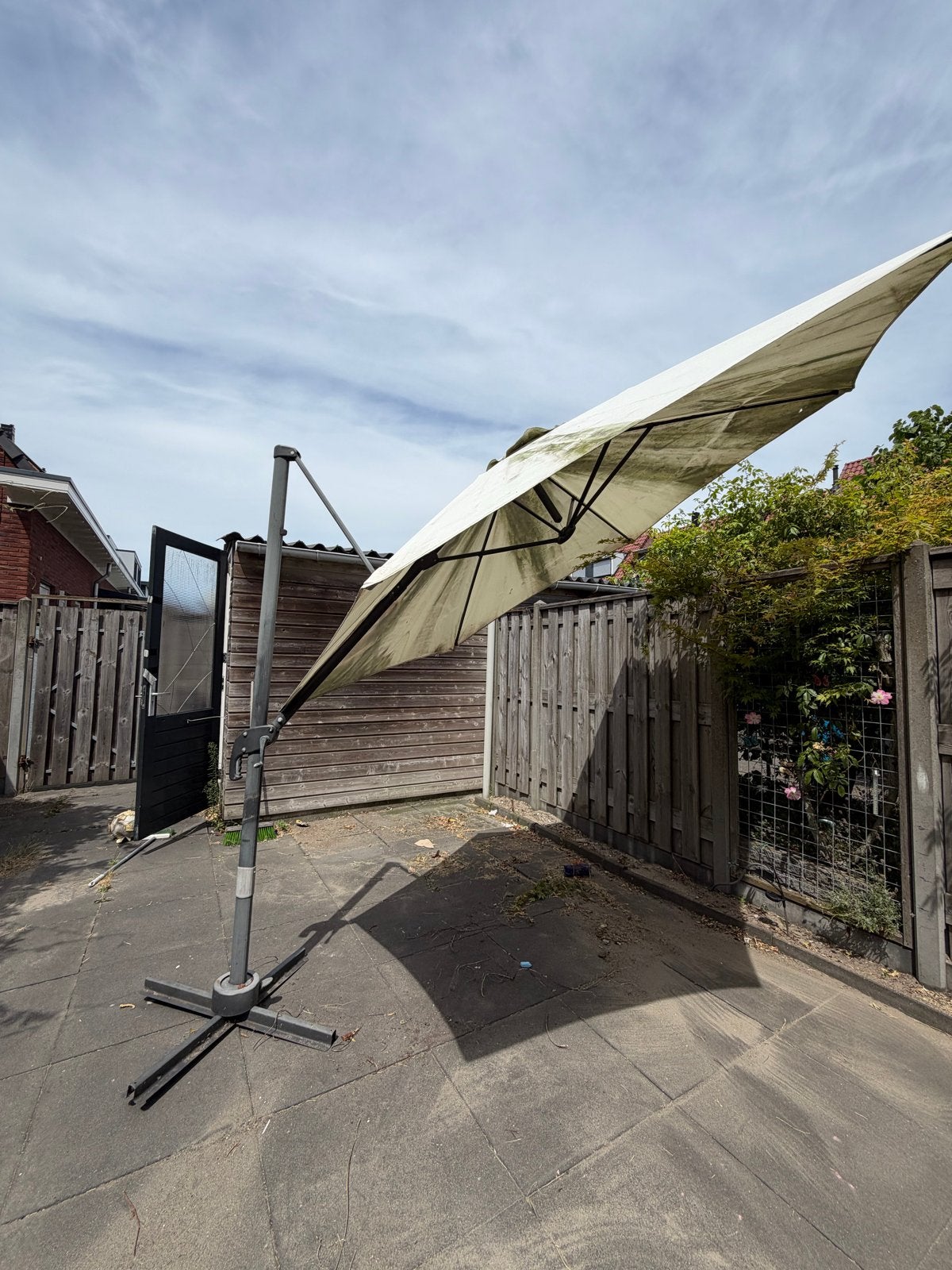 Zweefparasol 3m rond, kantelbaar en draaibaar + inleg tegels, Tuin en Terras, Parasols, Ophalen, Gebruikt, Kantelbaar, Zweefparasol