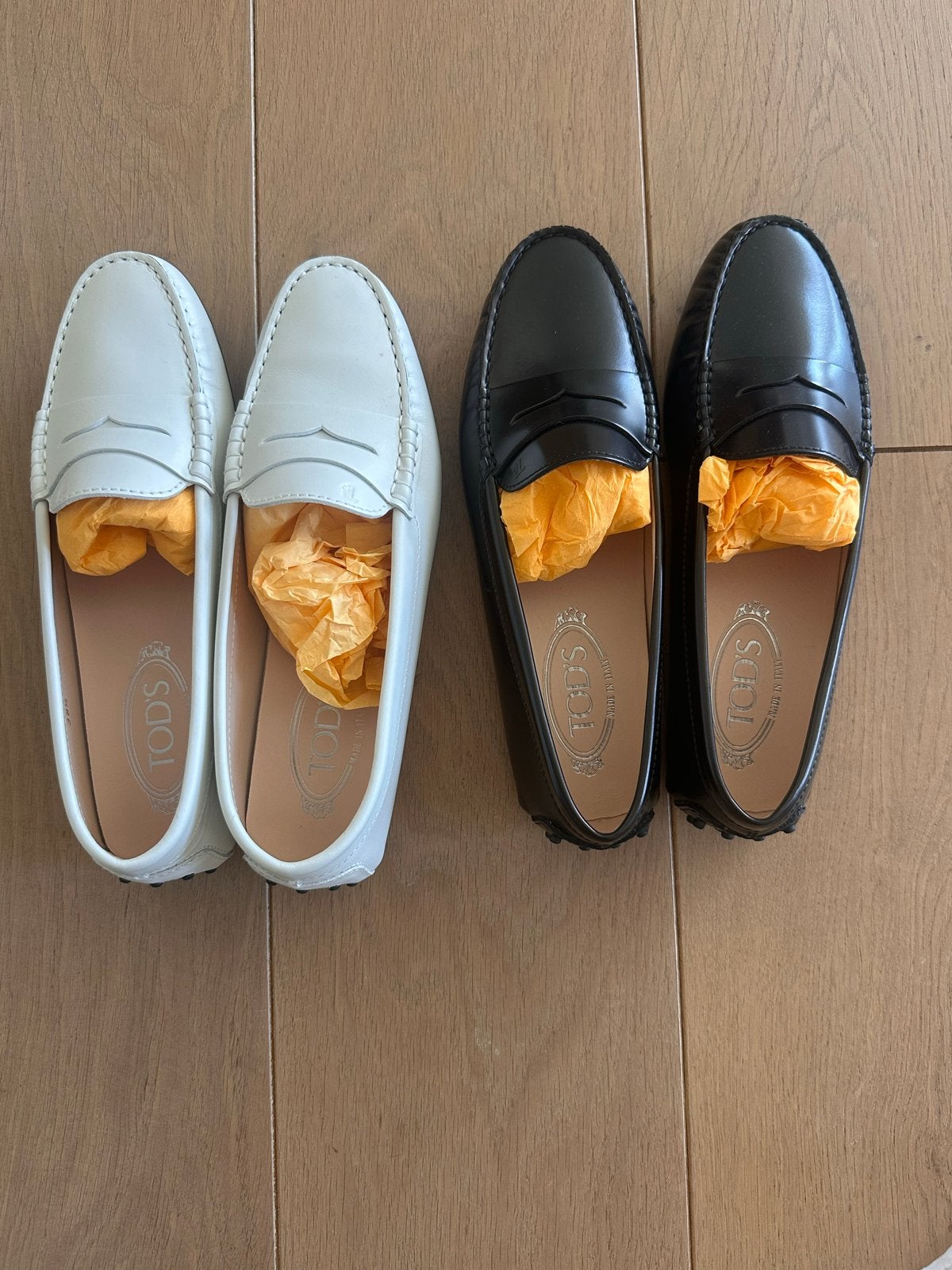 Tod's Gommino Loafers - Wit & Zwart - Maat 38, Kleding | Dames, Schoenen, Nieuw, Ophalen of Verzenden, Wit, Instappers