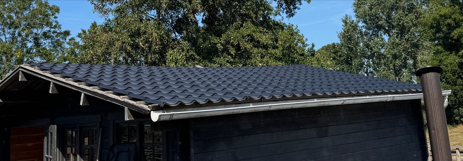 Ca. 25 m2 dakpanplaten, 2 jaar oud, Zwart, Zo goed als nieuw, 15 m² of meer, Metaal