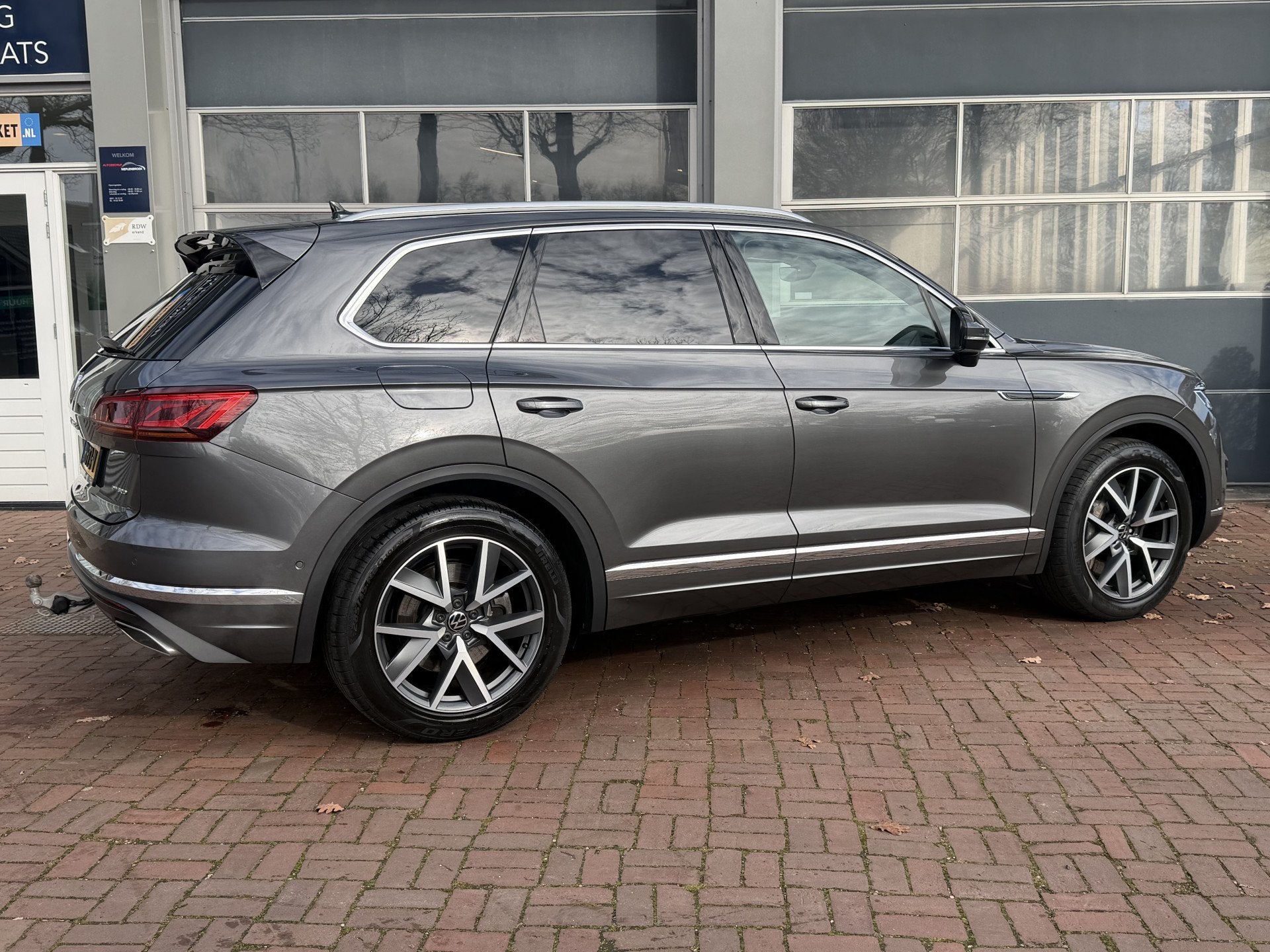 Volkswagen Touareg 3.0 TSi eHybrid 4MOTION km 48.000 nap 1e, Auto's, Automaat, Gebruikt, 2327 kg, Leder