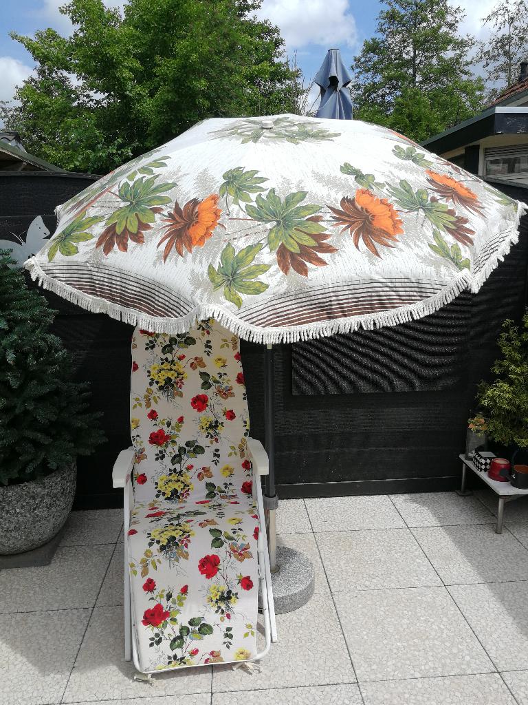KURZ relaxstoel/ligstoel en Vintage parasol franjes bloemen., Ophalen