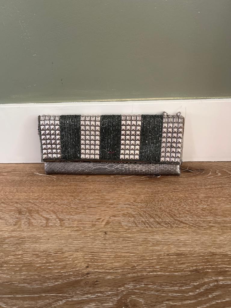 Stijlvolle zilverkleurige clutch met studs en slangenprint, Ophalen, Gebruikt, Grijs, Avondtasje