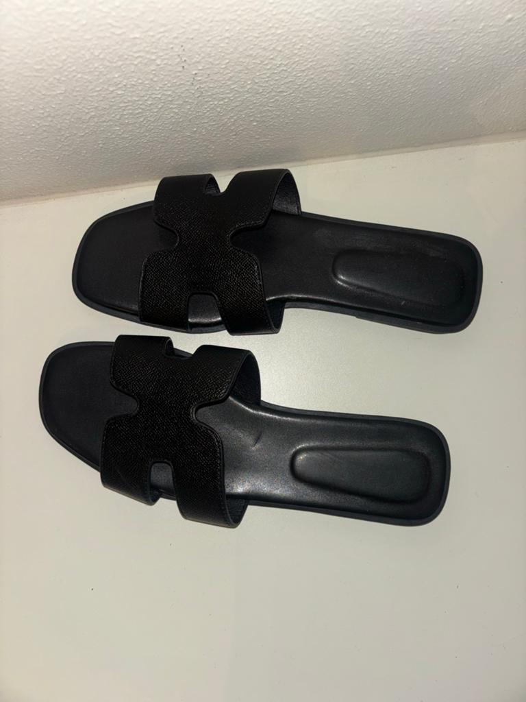 Zwarte hermes slippers, Ophalen of Verzenden, Zo goed als nieuw, Zwart, Slippers