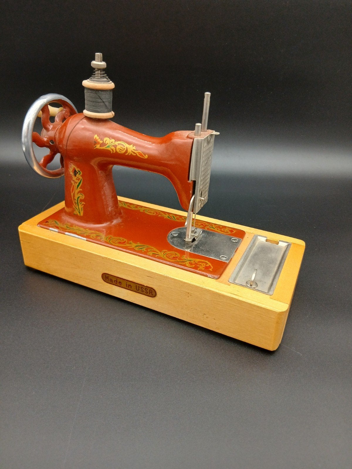 Vintage Russisch kinder naaimachine "Made in USSR" - Werkend, Ophalen of Verzenden