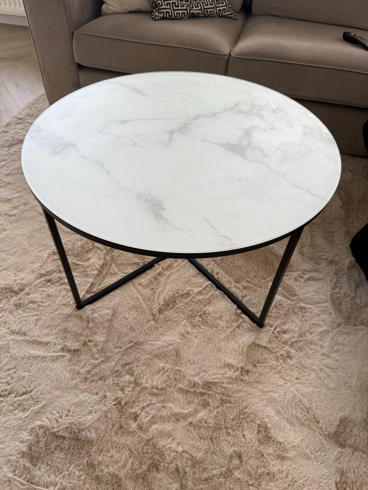 Ronde salontafel met glazen tafelblad in marmerlook, Ophalen, Rond, 50 tot 100 cm, Zo goed als nieuw