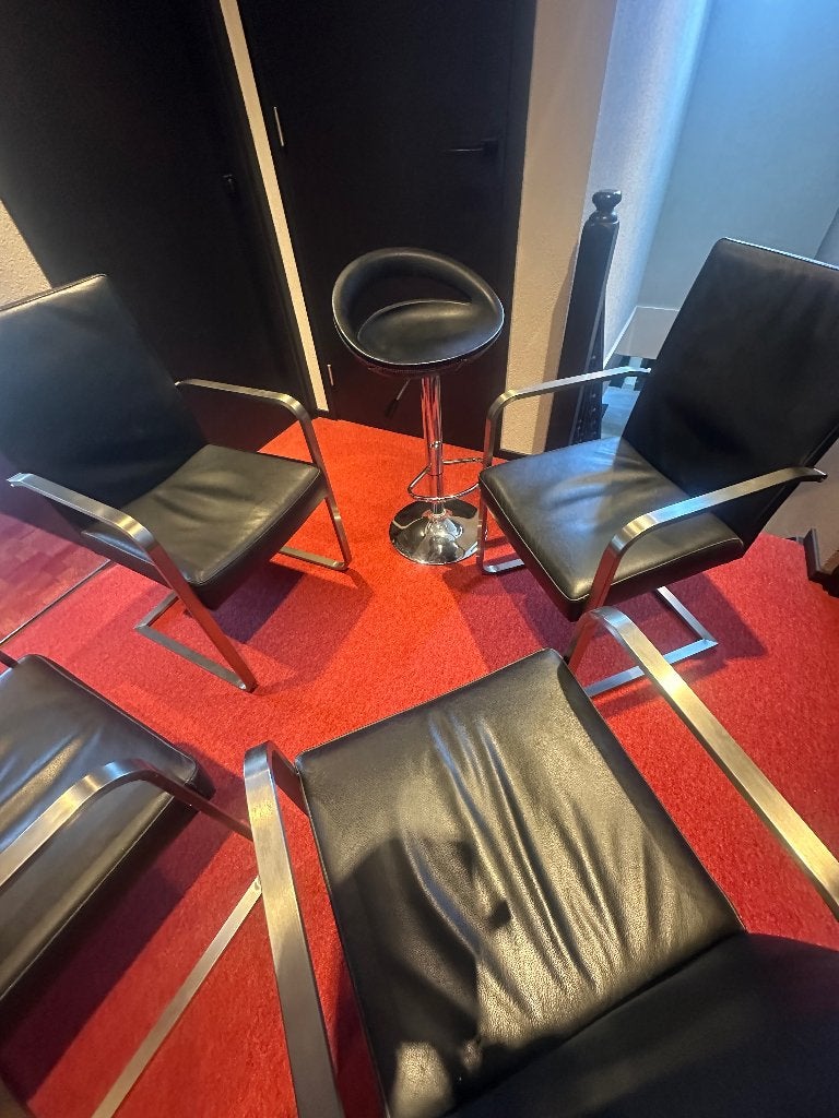 4 Eetkamerstoelen en 1 verstelbare barkruk, Ophalen, Gebruikt, Zwart, Vier