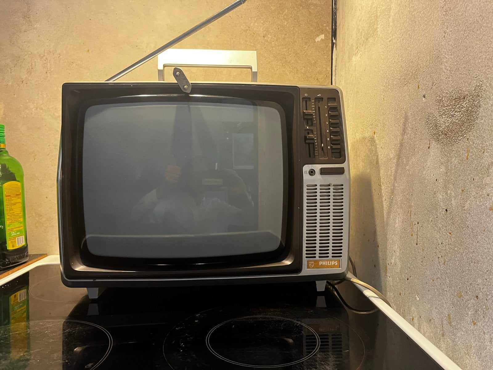 Vintage Philips draagbare zwart-wit televisie, Ophalen