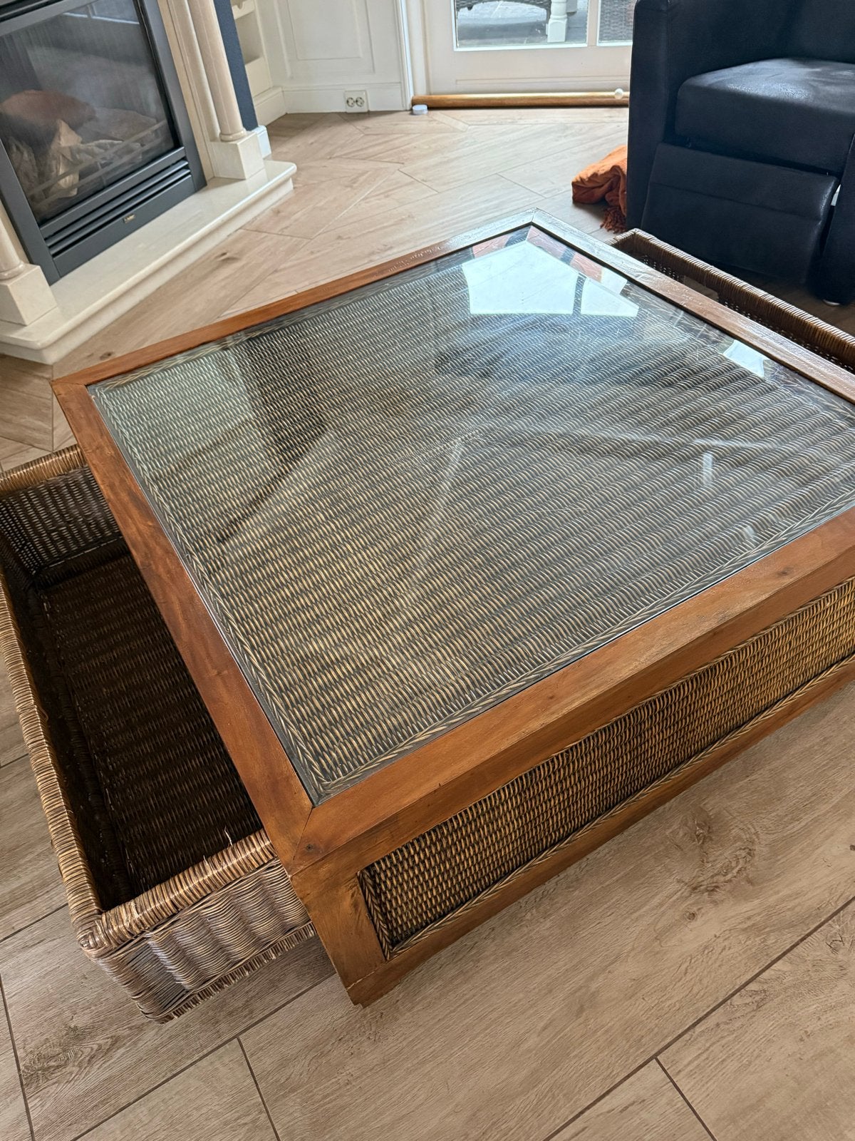 Rotan salontafel met glazen blad en opbergmanden, Ophalen, Gebruikt, 100 tot 150 cm, Vierkant