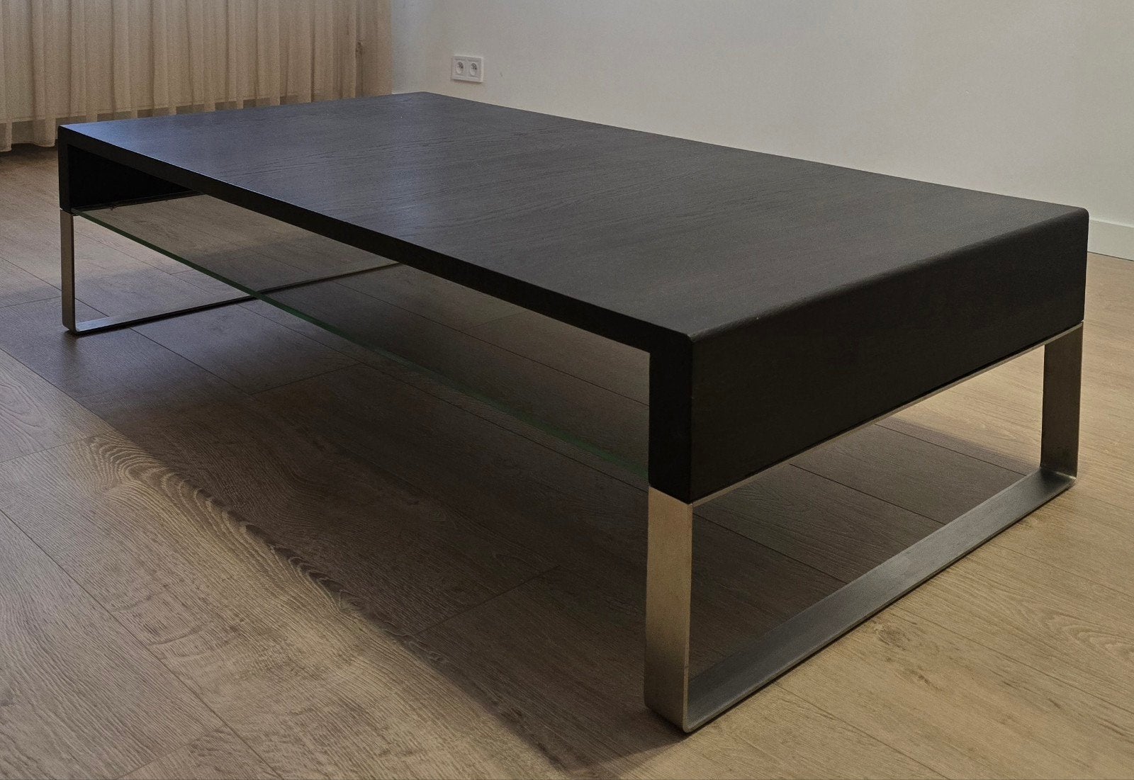 Leolux Aditi Salontafel – Amerikaans Notenhout, Glas & RVS, Huis en Inrichting, 100 tot 150 cm, Minder dan 50 cm, Rechthoekig