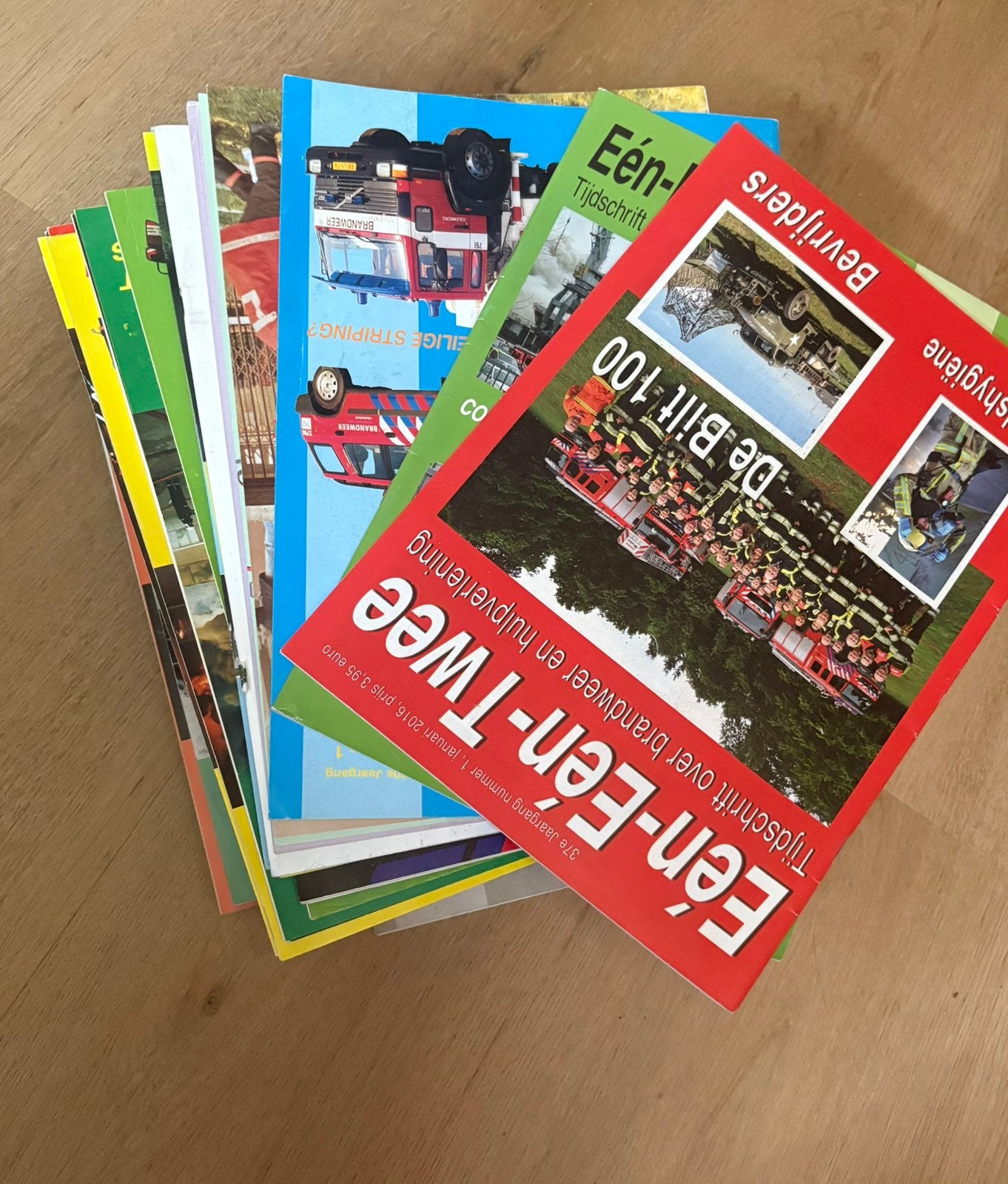 Grote stapel brandweer tijdschriften, heden tot lang terug, Boeken, Ophalen, Zo goed als nieuw