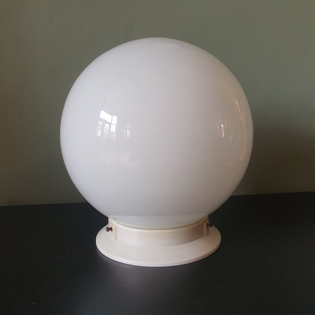 Vintage Plafond/bollamp in melkwit opaal glas., Gebruikt, Jaren 70, E14 (klein), Ophalen of Verzenden