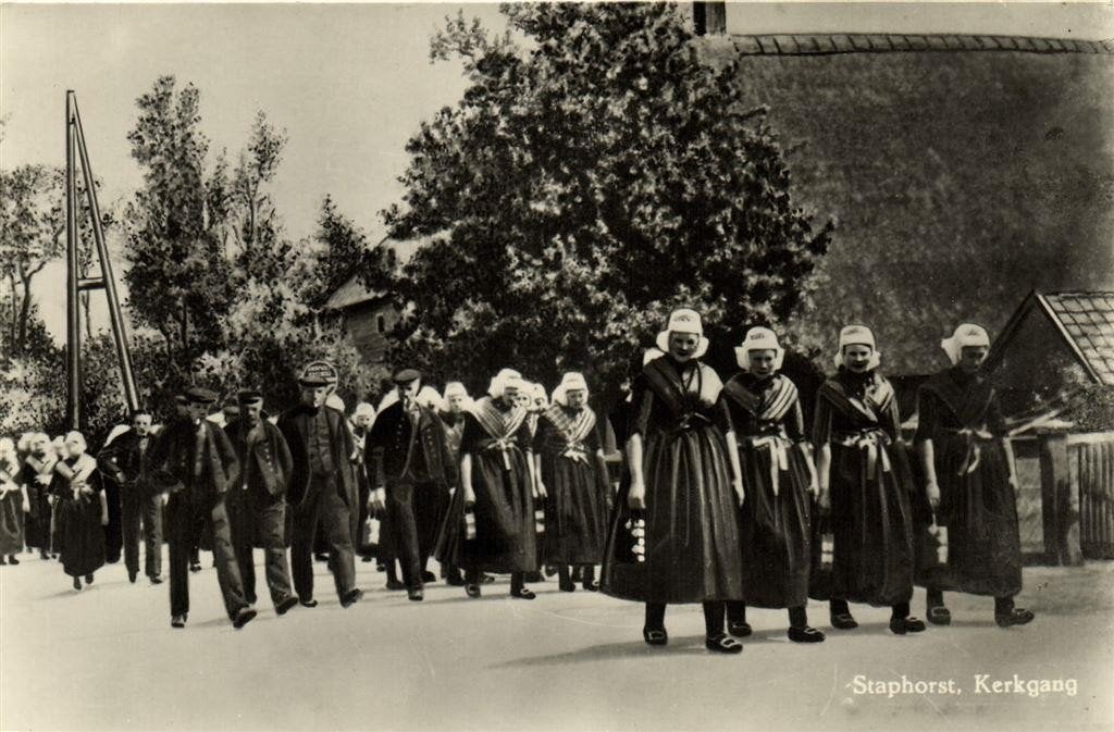 Staphorst, Kerkgang - volk klederdracht - ongelopen, Verzenden, 1940 tot 1960, Ongelopen, Overijssel