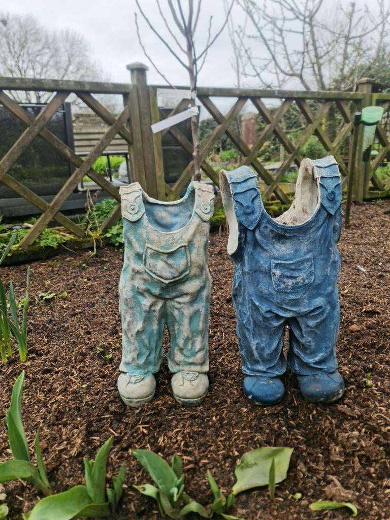 Unieke tuinpotten in de vorm van tuinbroeken (set van 2), Overige materialen, Gebruikt, Ophalen of Verzenden, Overige vormen
