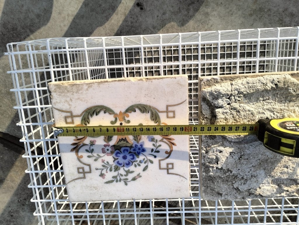 Antieke plavuizen, 2 stuks met motief, Ophalen of Verzenden
