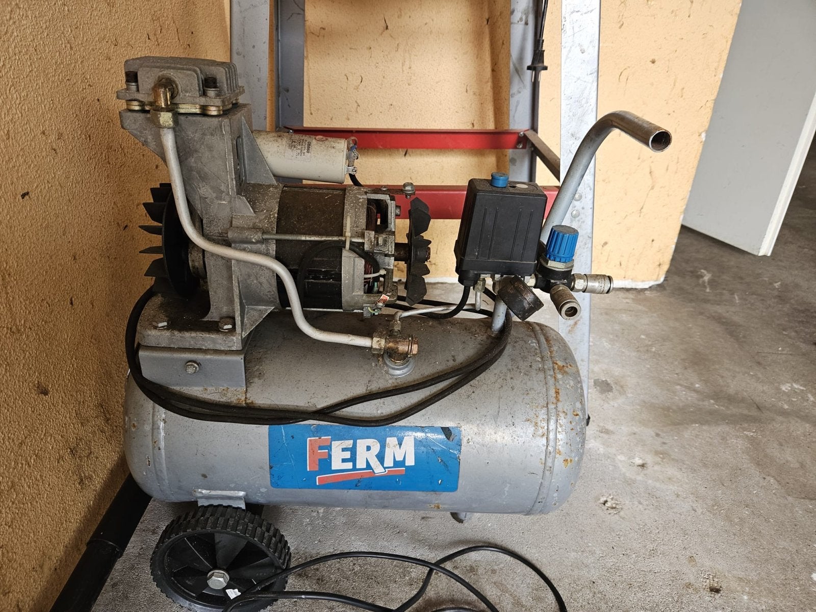 Ferm Compressor - Compact en Mobiel, Doe-het-zelf en Verbouw, Compressors, Ophalen, Gebruikt, 6 tot 10 bar, 25 tot 100 liter