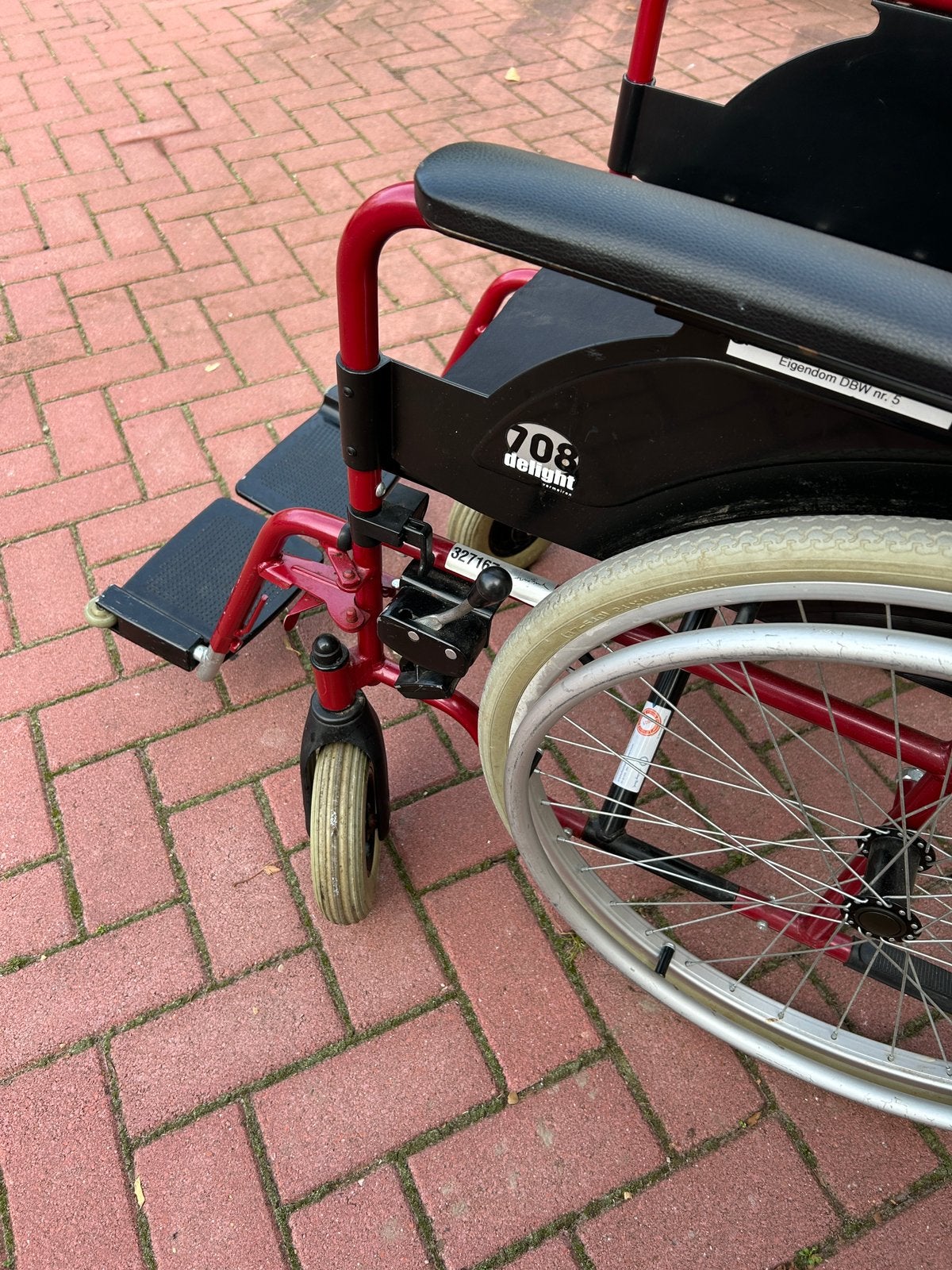 Rolstoel rood frame en zwarte accenten bij het zitgedeelte, Diversen, Ophalen, Inklapbaar, Gebruikt, Handbewogen rolstoel