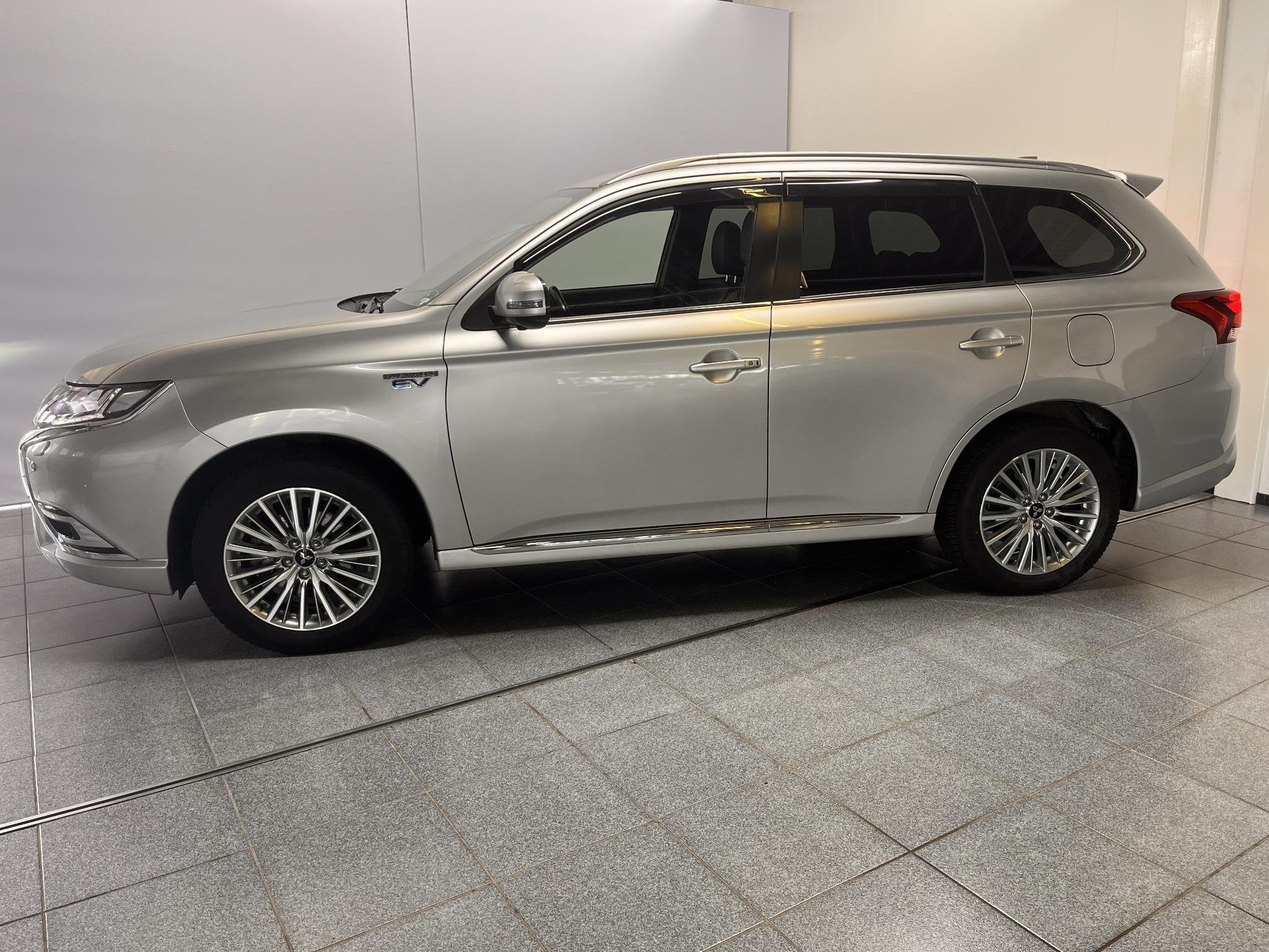Mitsubishi Outlander 2.4 PHEV Intense+ Automaat / Luxe Leder, Automaat, 12 maanden, 4 cilinders, Plug-in hybride