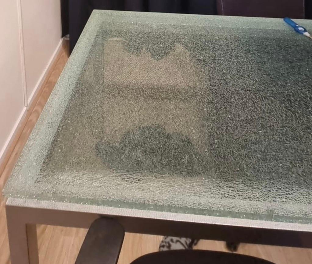 Glazen eettafel met metalen onderstel, Huis en Inrichting, Tafels | Eettafels, Ophalen, Gebruikt, 100 tot 150 cm, 50 tot 100 cm