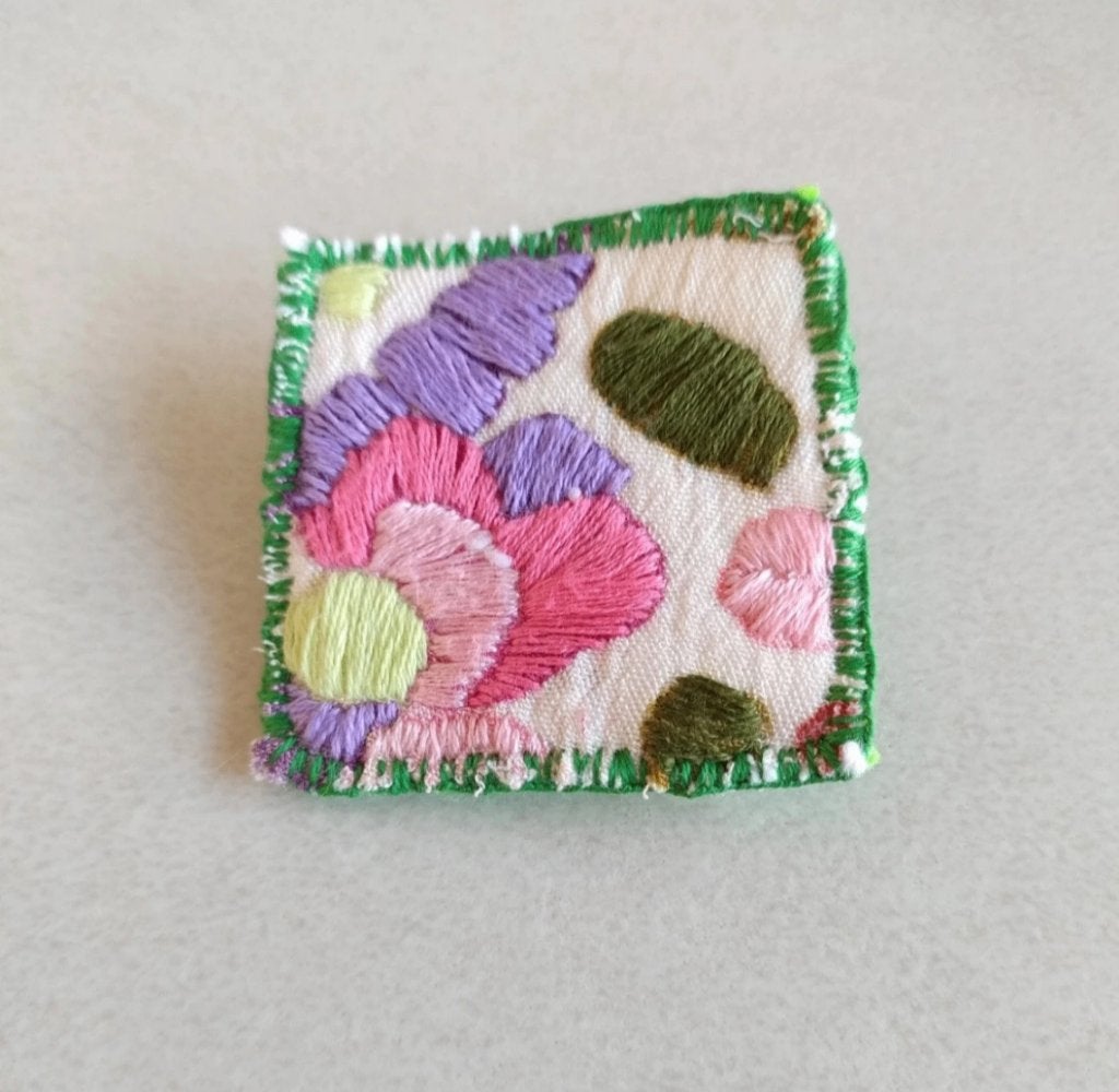 Handgemaakte broche vierkant geborduurd fantasie groen wit, Overige materialen, 4 tot 7 cm, Nieuw, Ophalen of Verzenden