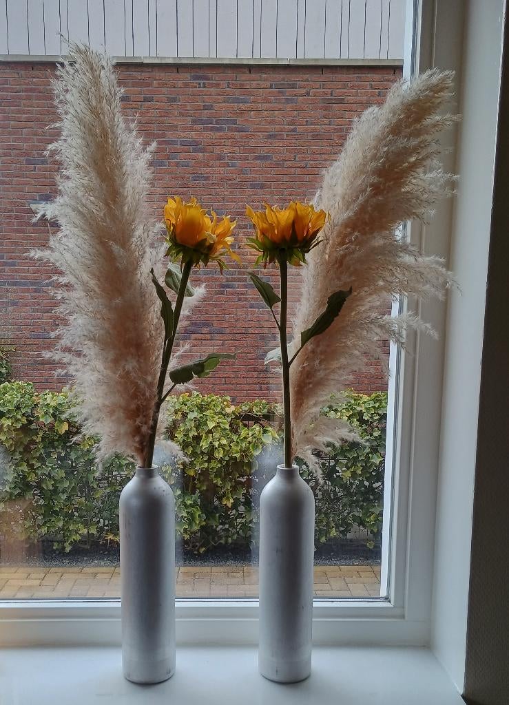 2x aluminium fles met kunstbloem en graspluim, Ophalen, Binnen, Gebruikt, Inclusief kunstbloemen