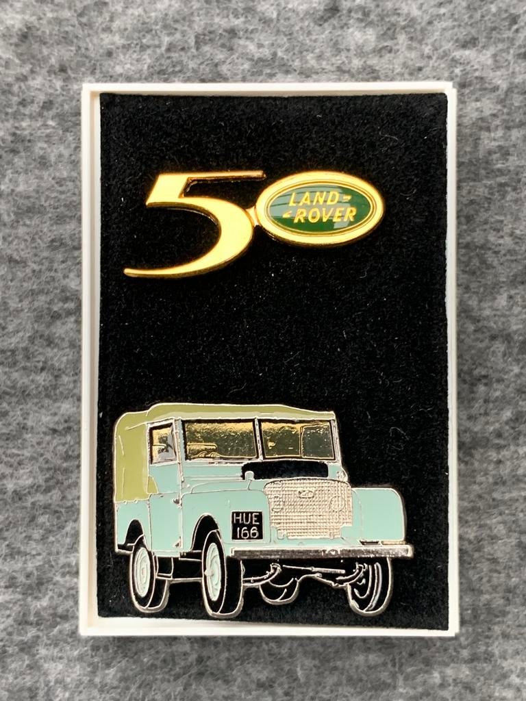 Land Rover Serie pin 50th anniversary, Ophalen of Verzenden, Nieuw, Overige onderwerpen, Speldje of Pin