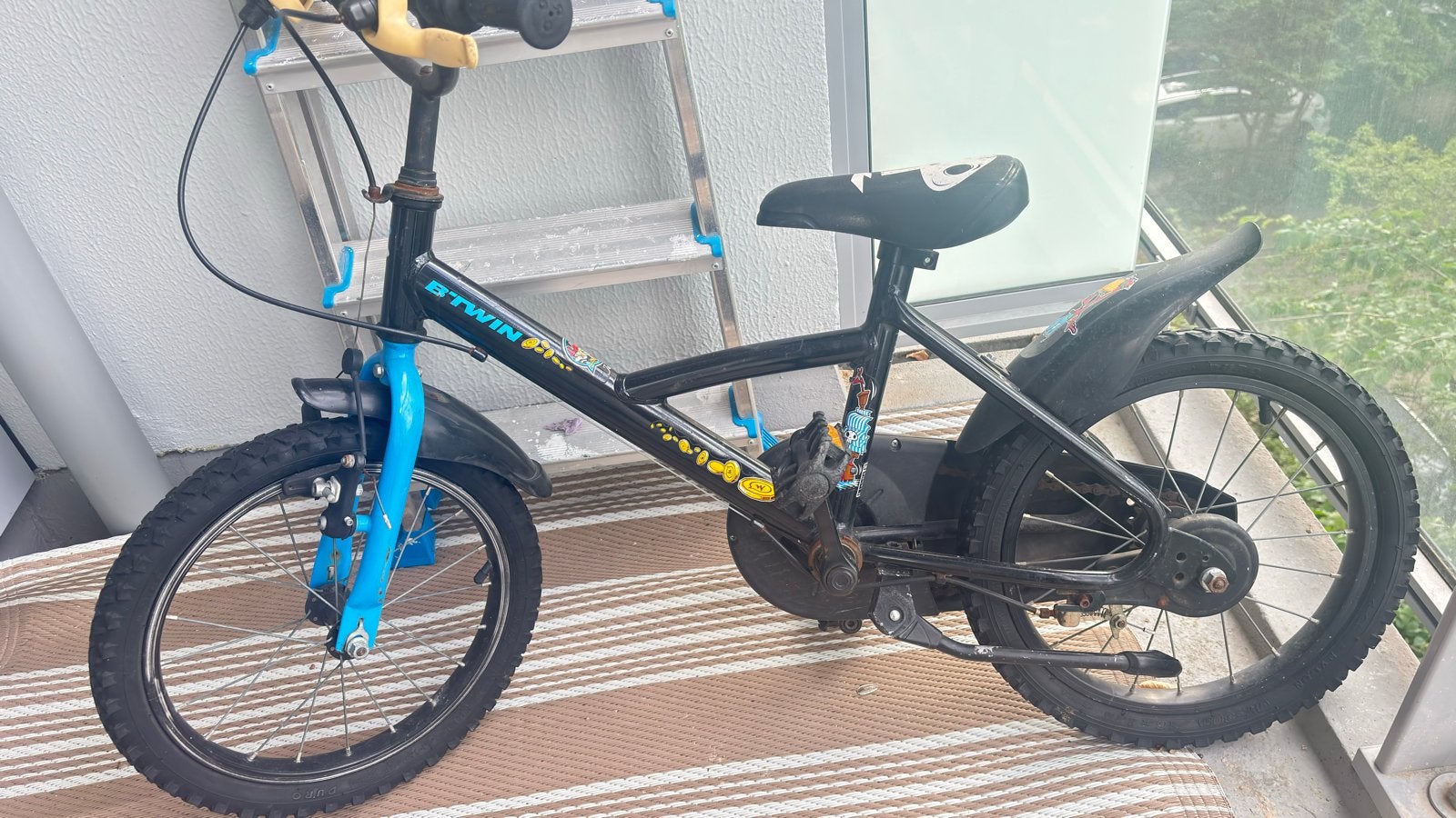 B'Twin kinderfiets 16 inch - Zwart/Blauw, Fietsen en Brommers, Fietsen | Kinderfietsjes, Ophalen, Gebruikt, Velgrem, 16 tot 20 inch