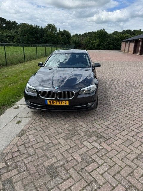 BMW 5-Serie 520i 135KW Touring Aut8 2012 Grijs, Auto's, BMW, Euro 5, 4 cilinders, 2000 kg, Particulier